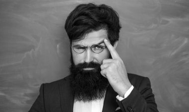 Okula ve mutlu zamanlara geri dönelim. Sınıfta masalarda okul dersinde sakallı profesör portresi - yakın