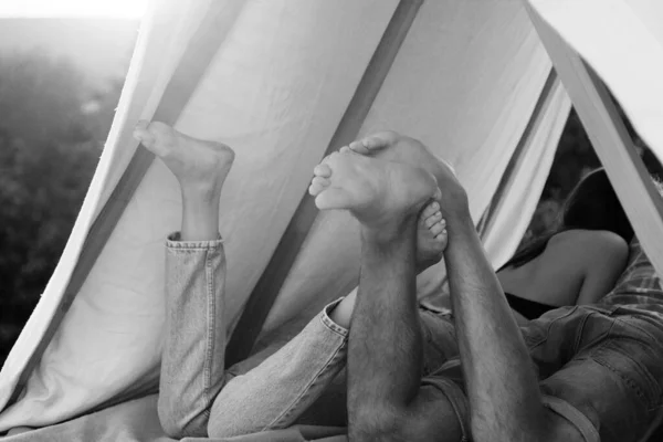 Туристы Пара Кемпинга Природе Вид Задние Ноги Пары Палатке Лучшая — стоковое фото