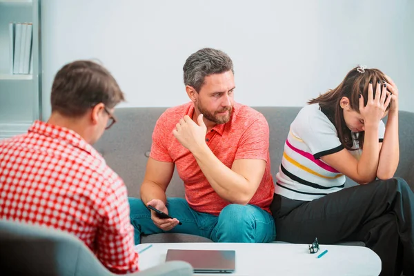Couple Discussing Problems Family Social Worker Family Psychologist Family Conflicts — Stockfoto