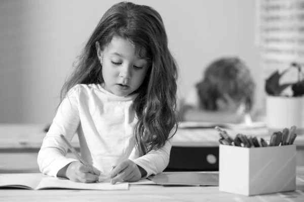 Παιδί Μαθητής Ζωγραφίζει Στην Τάξη Στο Σχολείο — Φωτογραφία Αρχείου