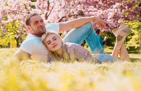 快乐拥抱的夫妻 美丽的年轻家庭欣赏着开花的花园 浪漫和爱情 性感的触摸 女朋友和男朋友 瓦伦丁 — 图库照片