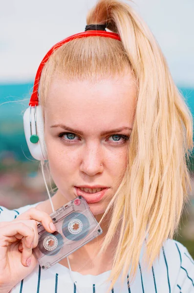 Žena Poslouchající Hudbu Kazetou Sluchátky Emocionální Portrétní Dívka Retro Hráč — Stock fotografie