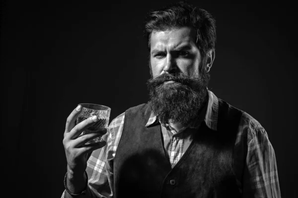 ビジネスマンはウイスキーでストレスを取り除く 最高級のウイスキーを 白いシャツとサスペンダーのファッショナブルな男 優雅なウイスキー — ストック写真