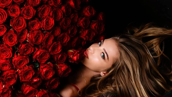 Rosas Para Día San Valentín Ramo Flores Mujer Sexy Con — Foto de Stock