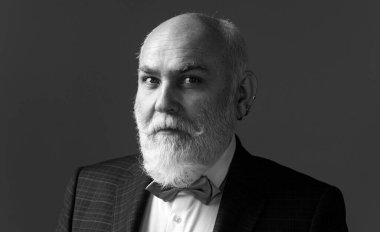 Orta yaşlı son sınıf öğrencisi. Modern büyükbaba ya da büyükbaba