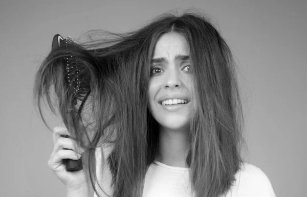 Kobieta Grzebieniem Problem Włosów Pielęgnacja Włosów Utrata Włosów Koncepcja — Zdjęcie stockowe