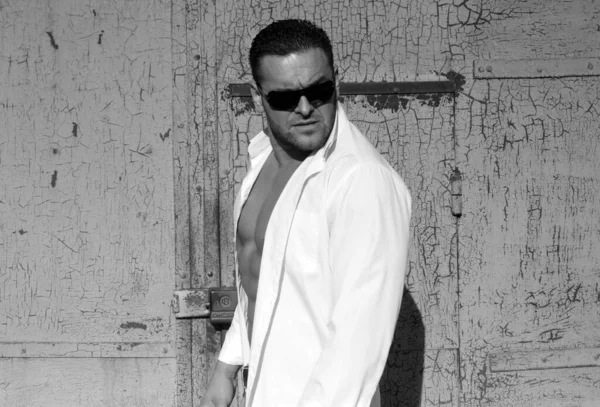 Kendinden Emin Maço Erkek Vahşi Şehir Tarzı Adam Beyaz Tişörtlü — Stok fotoğraf