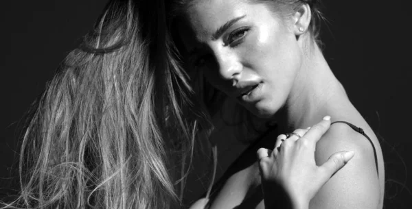Sexy Prachtige Vrouw Met Schaduwen Mooi Gezicht Zwarte Studio Modemodel — Stockfoto