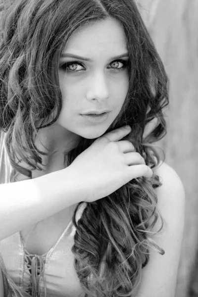 Υπέροχο Όμορφο Κορίτσι Μακριά Κυματιστά Όμορφα Μαλλιά Hollywood Μπούκλες Λάμψη — Φωτογραφία Αρχείου
