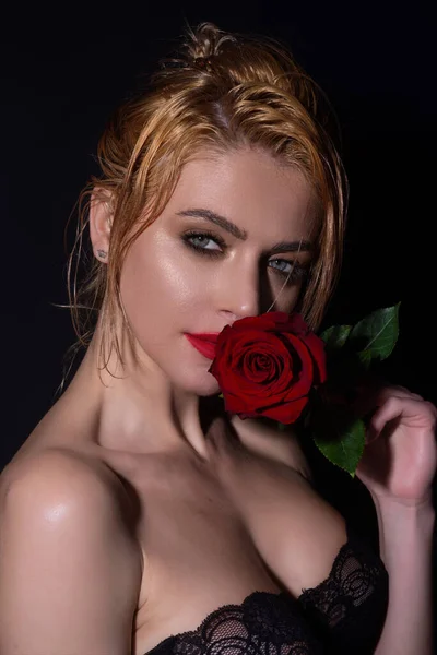 Mulher Sexy Com Rosa Vermelha Retrato Moda Jovem Senhora Bonita — Fotografia de Stock