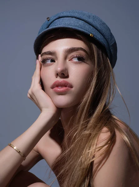 Cara Mulher Sedutora Sensual Jovem Posando Chapéu Boné Moda Modelo — Fotografia de Stock