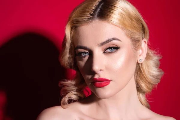 Skönhetskvinna Med Modeögon Make Rött Läppstift Fylliga Läppar Blont Hår — Stockfoto