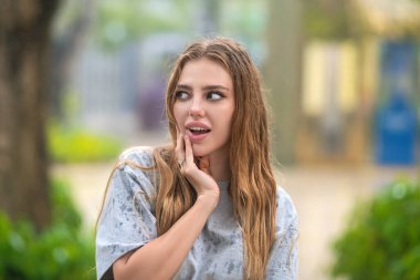 Şok olmuş genç bir kız. Duygusal şoka uğramış genç bir kadının yakın çekimi ağzını geniş ölçüde açar. İnsanlar duygularını ifade eder.