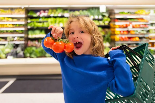 Barn Med Färska Tomatgrönsaker Ungen Shopping Snabbköpet Mataffär Att Välja — Stockfoto