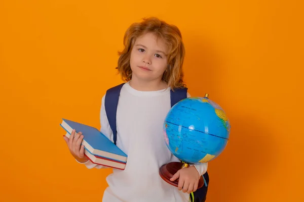 Skolbarn Skolungen Håller Världen Och Bokar Tillbaka Till Skolan Rolig — Stockfoto