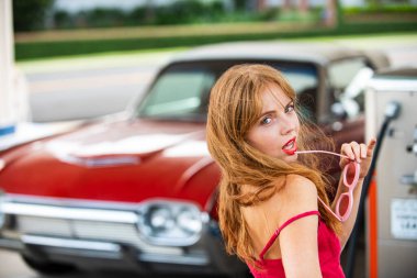 Arabanın yanında sarışın, şehvetli bir genç kadın. Sıska seksi vücutlu seksi bir kadın. Güzel seksi model. Güzel kadın yüzü. Çekici, şehvetli bir kız. Güzel seksi model portresi. Doğal güzellik.