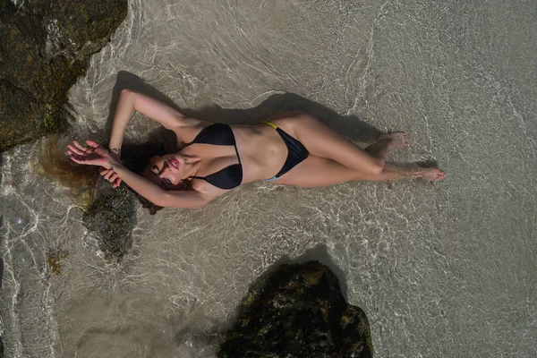 セクシーな女の子砂のビーチに横たわっていた 海の上でビキニランジェリー水着で美しいセクシーな女性 完璧な体を持つセクシーな女の子 ビーチで熱い日焼けした女性モデル 夏のビーチ — ストック写真