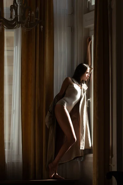 Modefrau Sexy Und Sinnlich Luxus Wohnung Posiert Auf Fenstervorhängen Sinnliche — Stockfoto