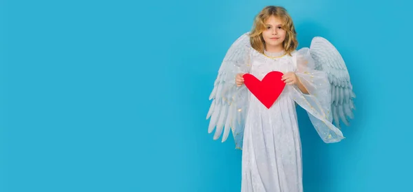 带着天使翅膀的孩子拿着纸心 爱和情人节的象征 带有复制空间的横幅头 — 图库照片