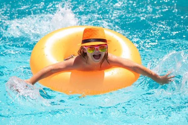 孩子们在海滩或游泳池里放松 暑假带着浮环游泳的孩子 — 图库照片