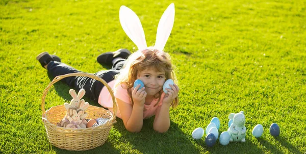Niño Con Traje Conejo Con Orejas Conejo Cazando Huevos Pascua —  Fotos de Stock