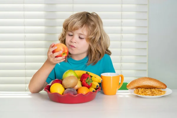 Elma Yiyen Çocuk Komik Sarışın Çocuk Kahvaltı Yapıyor Süt Sebze — Stok fotoğraf
