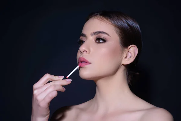 Model Girl Holding Lipstick Color Studio Background Beauty Woman Face — ストック写真