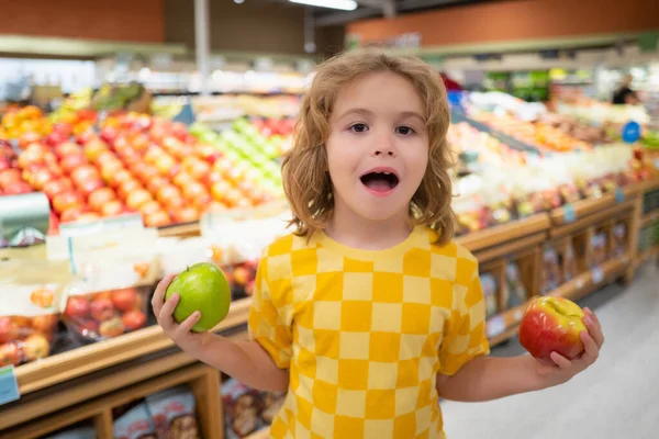 Bambino Tiene Frutta Mela Drogheria Bambino Che Sceglie Cibo Supermercato — Foto Stock