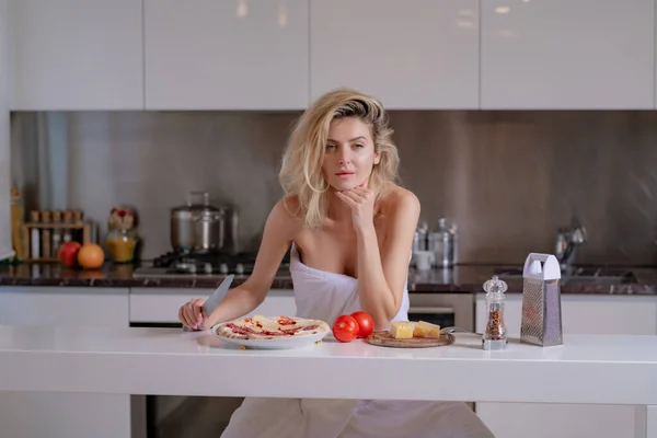 チーズ ソーセージ トマトのための成分を持つセクシーな女性 セクシーな主婦はキッチンで朝食を持っています 家庭生活 朝に台所で朝食を食べる官能的な女性 — ストック写真