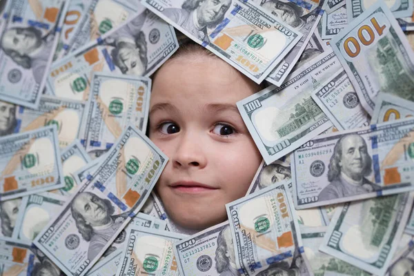 Grappig Kind Gezicht Geld Dollars Bankbiljetten Achtergrond — Stockfoto