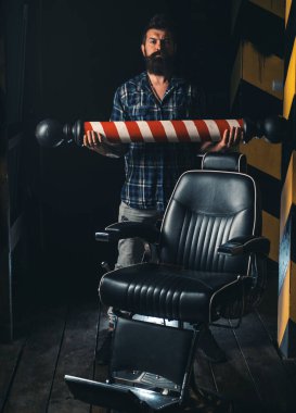 Berber dükkanı vintage. Berber dükkanında kuaförü ziyaret eden adam. Kuaför ve berber mahsulleri. Sakal şekillendirme kesimi. Portre sakallı adam. Saç stili ve saç stilisti