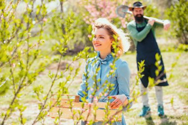 Kırsalda geçirdiğimiz zamanları seviyorum. Kırsal kesimdeki çiftlikte yaşayan bir çift. Baharda patatesle çalışan mutlu çiftçiler. Dünya günü
