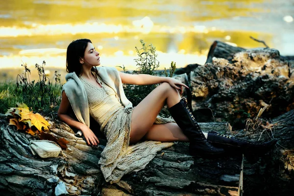Adult Woman Relaxed Sitting Wood Park Isolated Nature Sunny Day — Stock Photo, Image