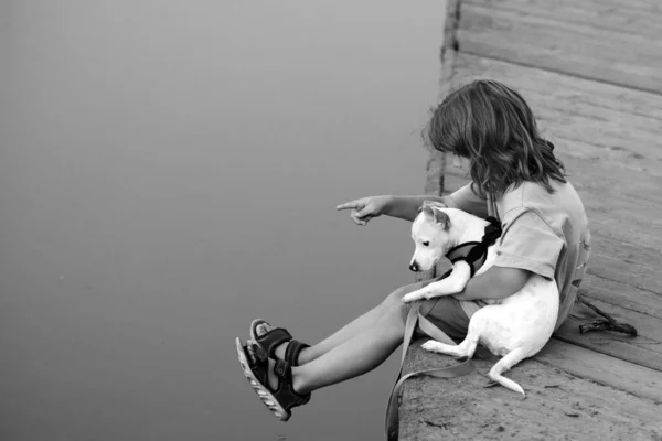 Roztomilé Dítě Štěně Hrají Venku Bezstarostné Dětství Ochrana Domácích Zvířat — Stock fotografie