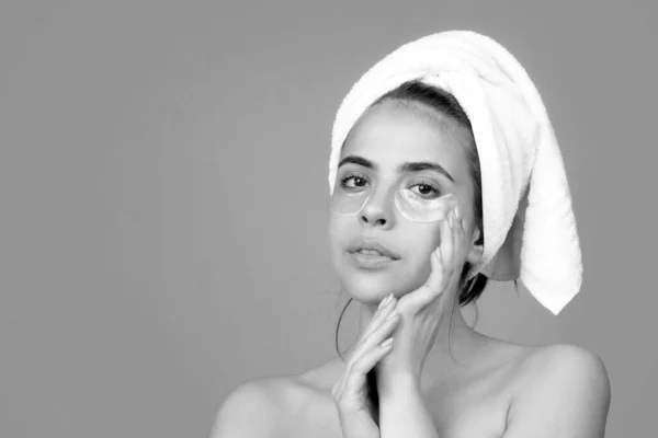 顔の治療 化粧品の美しさとスパ 女の子は顔にスキンケアクリームを適用します 頭の上に女性のラップタオルは 朝の健康な肌を行う上で顔クリームを置きます — ストック写真