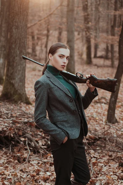 Erfolgreiche Jagd Jagdsport Jägerin Wald Mädchen Mit Gewehr Verfolgungsjagd Waffengeschäft — Stockfoto