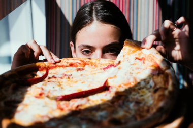 Pizzacı kız. Restoranda İtalyan yemeği yiyen bir kadın. Aç kadın.