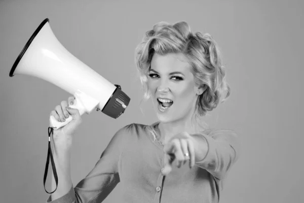 Žena Pin Stylu Křičí Megafonu Izolované Růžovém Pozadí Studiového Portrétu — Stock fotografie