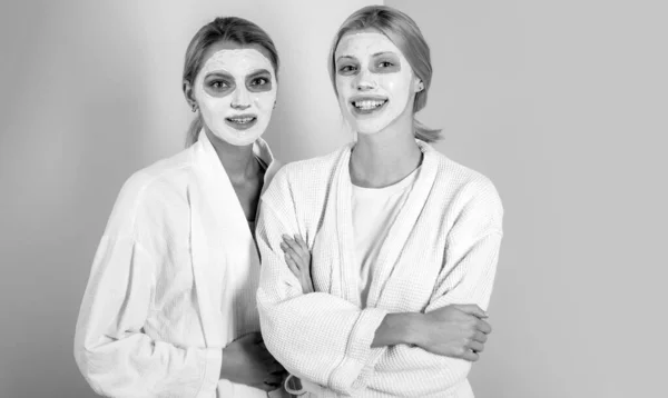 Duas Meninas Loiras Sorridentes Alegres Com Máscara Natural Rosto Sobre — Fotografia de Stock