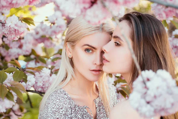 春の女の子のファッション 桜の花で二人の美しい官能的なセクシーな女性の肖像 — ストック写真