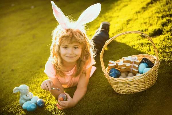 Szczęśliwego Króliczka Wielkanocnego Wiosenne Wakacje Dla Dzieci Zabawny Chłopiec Króliczki — Zdjęcie stockowe