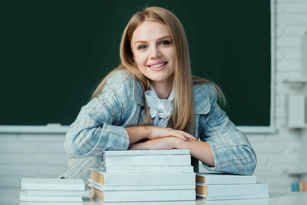 Portrait Smiling Young College Student Classroom Happy Attractive Young Woman — Stock Fotó