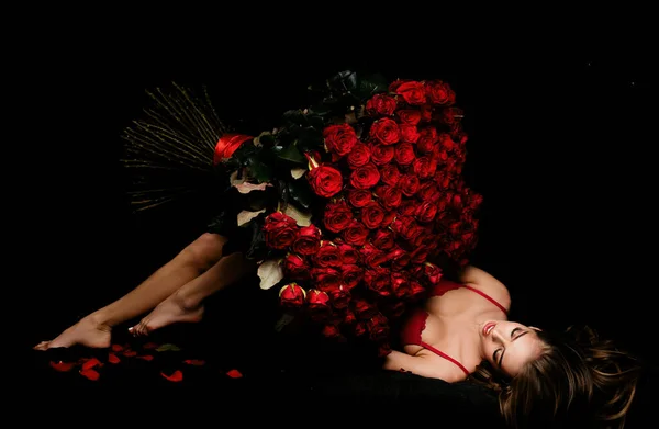 Szexi Rózsacsokorral Piros Fehérneműs Lány Rózsákkal Valentin Nap — Stock Fotó