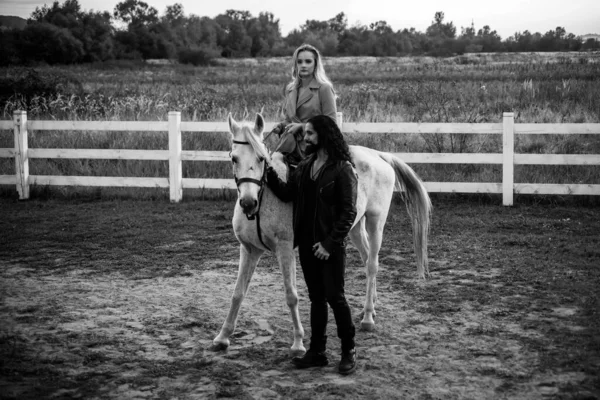和马一起在乡间散步 英俊的留着胡子的男人骑着马牵着马 看着他的女朋友 穿着粉红衣服骑着灰阿拉伯马的女人 情欲的浪漫爱情故事 — 图库照片