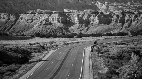 夏日的大路全景美国亚利桑那州空旷的风景秀丽的公路 — 图库照片