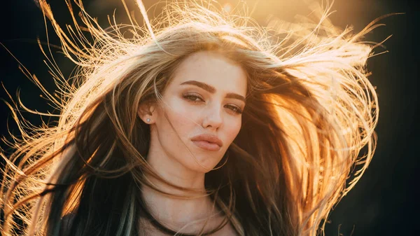 Zdravé Dlouhé Přírodní Vlasy Ženská Štíhlá Modelka Krásný Mladý Model — Stock fotografie