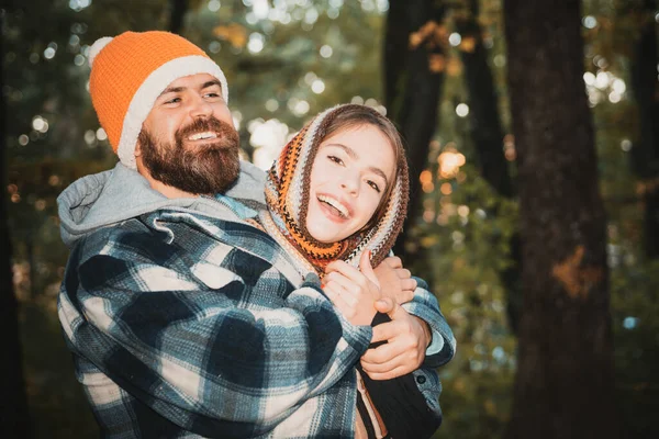 胡子的男人和漂亮的女人在秋天的背景复制空间 家庭和人的概念 秋天公园里微笑的情侣的特写镜头 公园里年轻漂亮的夫妇的肖像 — 图库照片