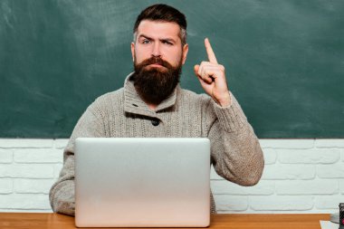 Okula geri dön. Eğitim ve öğrenme insan kavramı. Eğitim. Eğitim ve öğretim kavramı. Üniversitede okuyorum. Kopyalama alanı için tebeşir tahtası