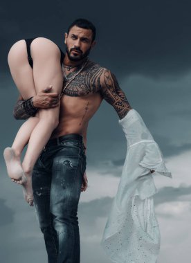 Adam kadınını taşıyor. Latin yakışıklı adam ve seksi eşek. Erotica