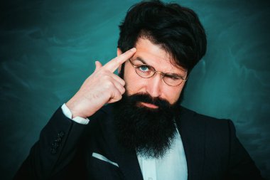 Tahta arka plan da sınıf profesör. Okul sınıfında tebeşir tahtasının yanında genç bir öğretmen. Öğretmenler günü. Öğretmen lik - meslek ve öğrenme kavramı. Bilgi günü